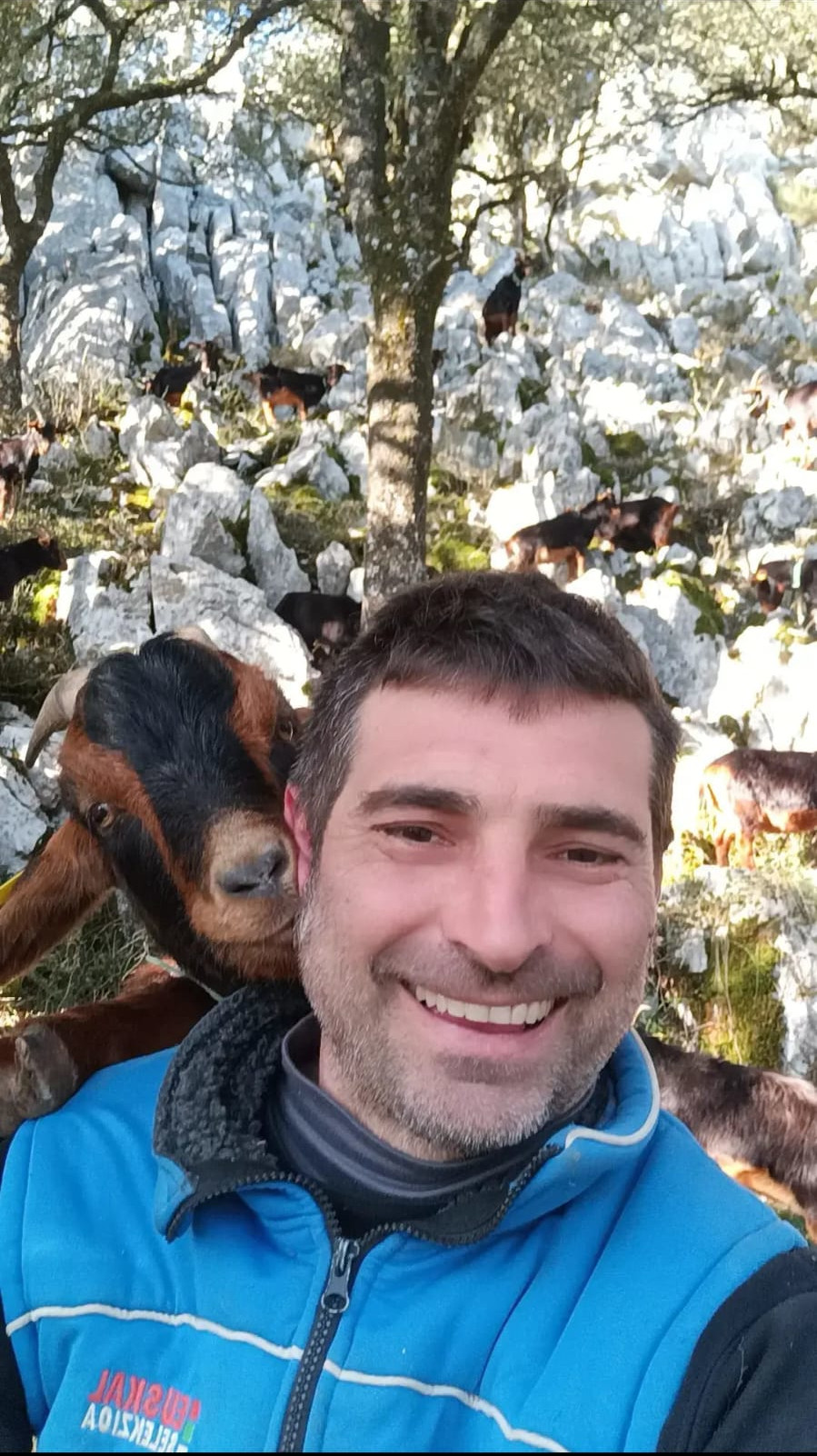 David de Blas con una cabra Azpigorri en el monte